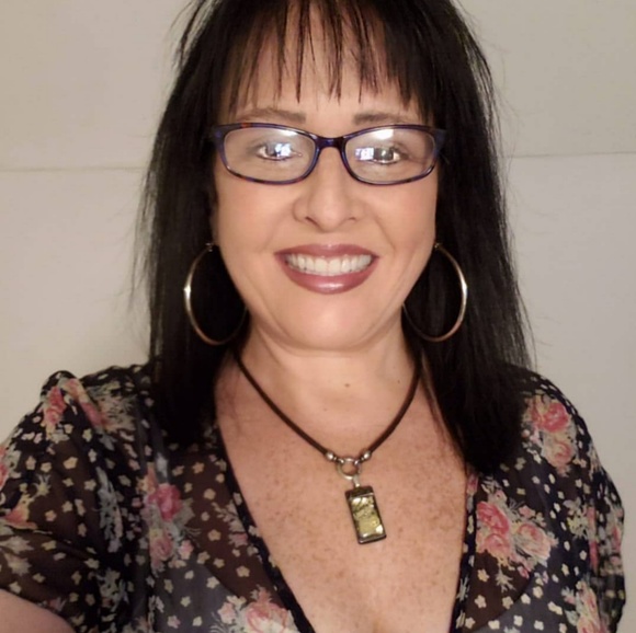 Meet your Posher, Debbie - Picture 2 of 12